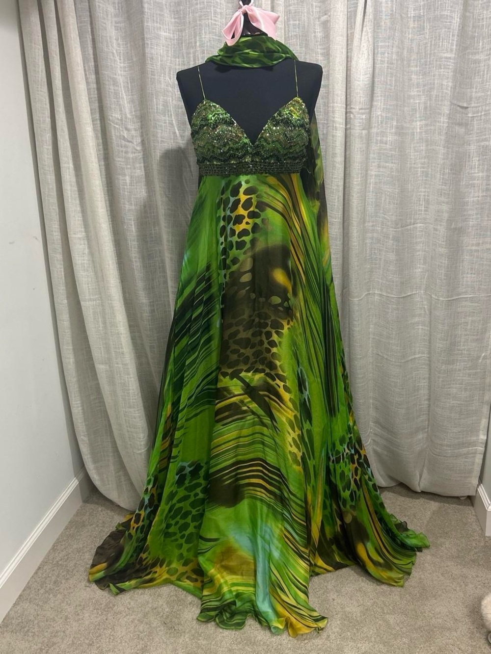 Vintage Jovani green maxi dress with beaded top and open back with neck scarf 🐆💚